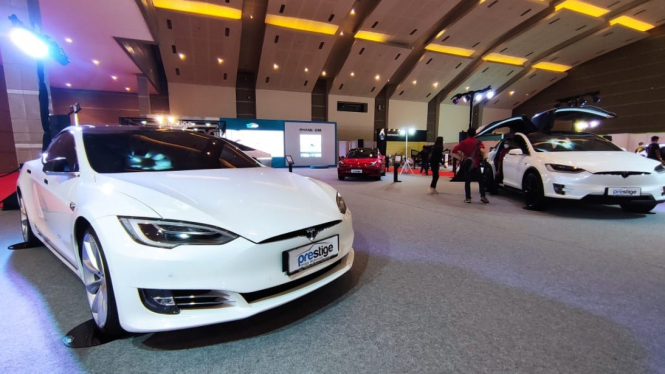Booth Tesla di IIMS 2021. Foto: Farhan/100KPJ.