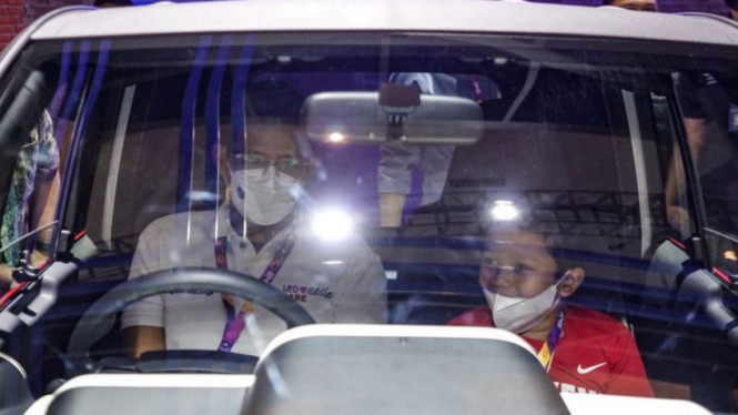 Sandiaga Uno bareng putra bungsunya.