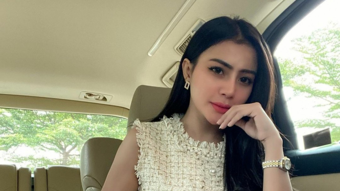 Erni Tisya di dalam Toyota Alphard