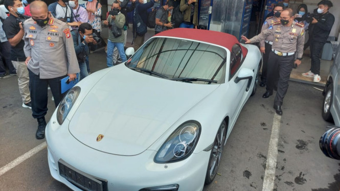 Porsche yang Viral Menerobos Jalur Busway.