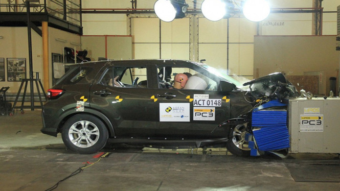 Perodua Ativa tes uji tabrak