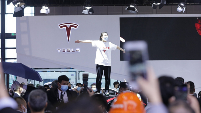 Perempuan protes di booth Tesla
