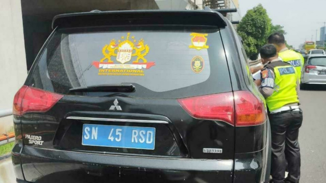 Pajero Sport plat nomor Sunda