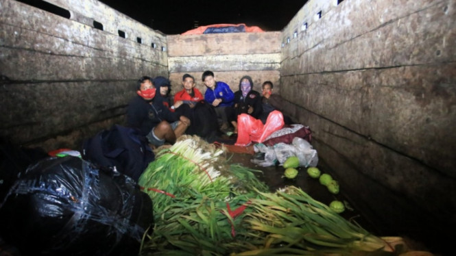 pemudik pakai truk sayur