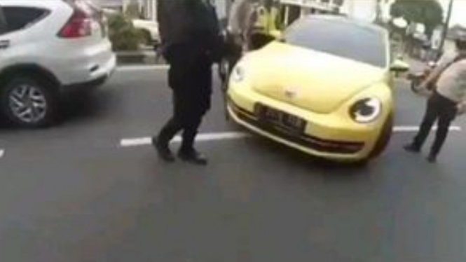 Mobil kodok tabrak polisi