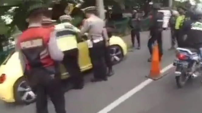 Mobil kodok tabrak polisi