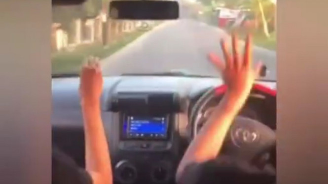 Nyebur naik mobil bikin Tiktok