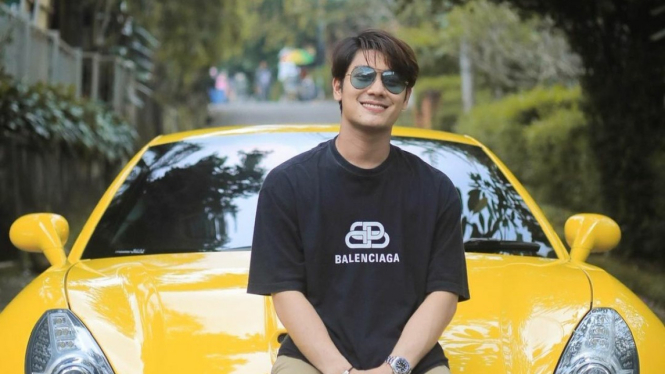 Rizky Billar dan Ferrari miliknya