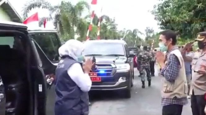 Khofifah saat turun dari Toyota Alphard