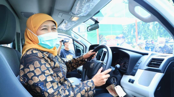 Gubernur Jawa Timur Khofifah saat di dalam Toyota Hi-Ace