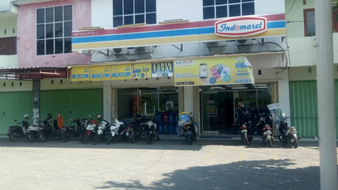 Parkir Indomaret dan Alfamart