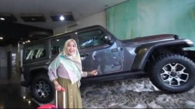 Ria Ricis kasih hadiah mobil miliaran untuk almarhum ayah