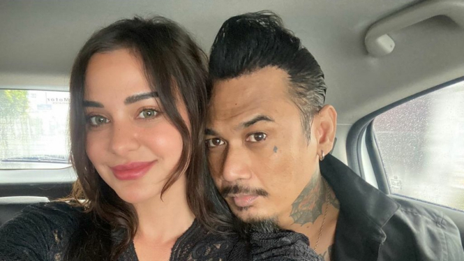 Jerinx SID dan istrinya di dalam mobil