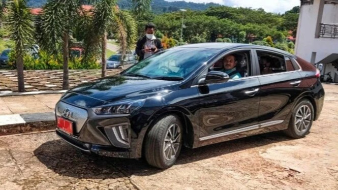 Bupati Pakai Mobil Listrik