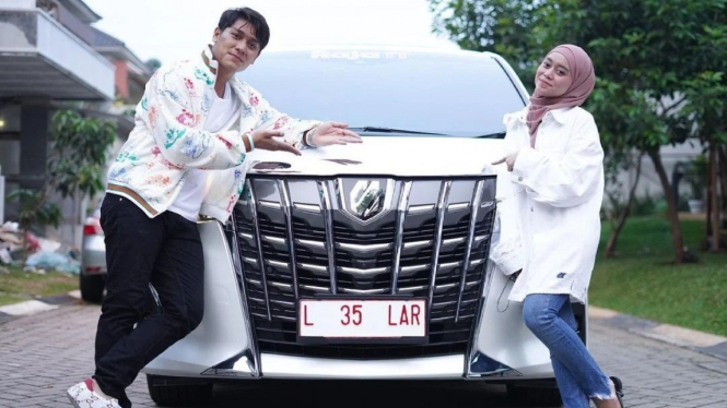 Hadiah Alphard Lesti Kejora dan Rizky Billar