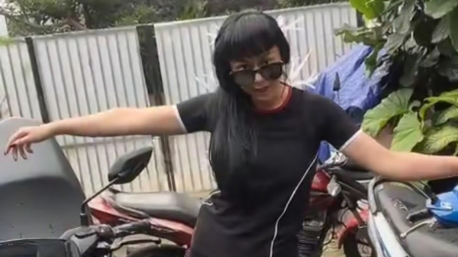 Denise Chariesta nyuci motor NMAX dan BeAT