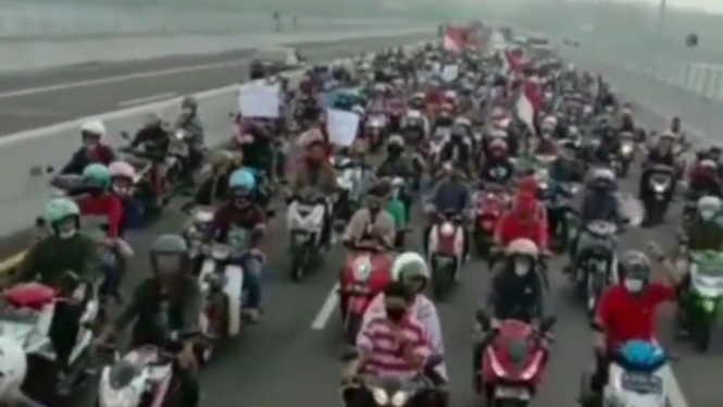 Pemotor asal Madura grudug Balai Kota Surabaya