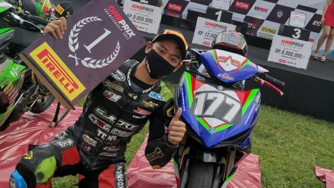 Aditya Fauzi juara race pertama kelas oneprix 1