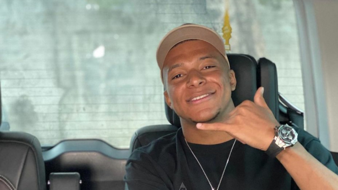 Kylian Mbappe di daam VW Caravelle