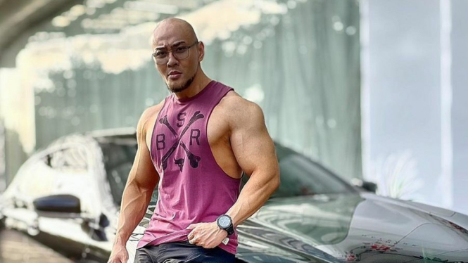 Deddy Corbuzier dengan All New BMW Series 8