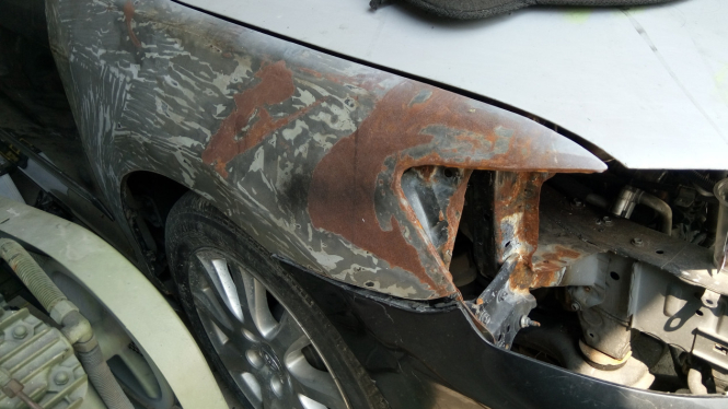 Mobil berkarat di bengkel repair bodi