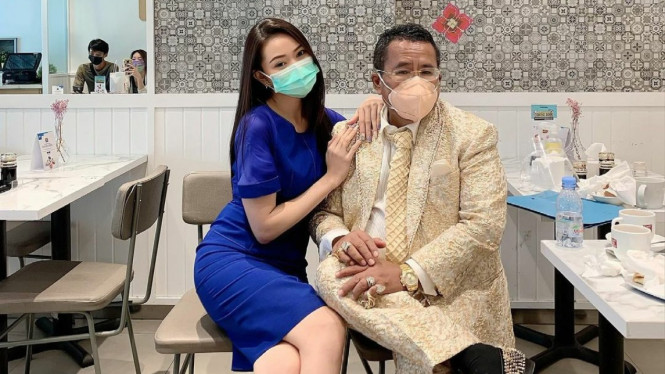 Hotman Paris dengan aspri barunya