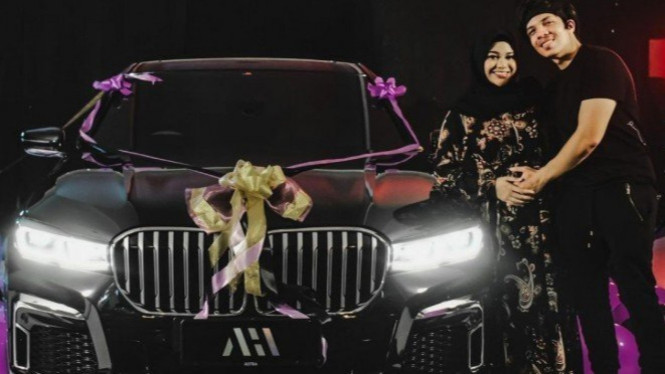 Atta Halilintar kado BMW Seri 7 untuk Aurel