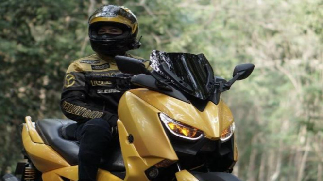 Desy Cahyaningrum bikers Xmax 250