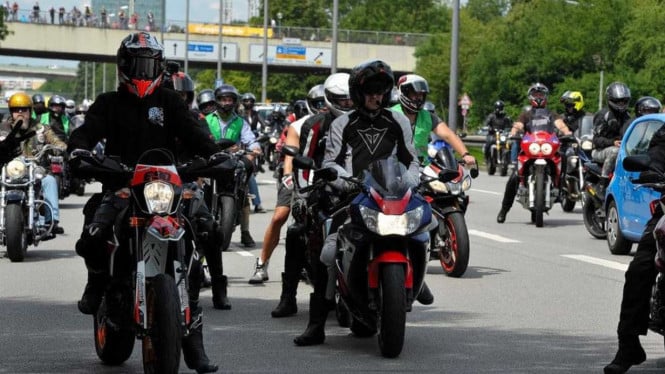 Pengendara motor di Jerman melakukan protes