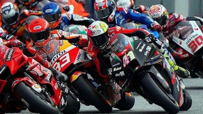 Marc Marquez tubruk Aleix Espargaro. Foto: MotoGP.