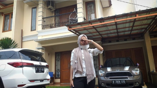 Jane Abel dengan mobil mewah