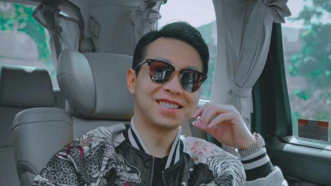 dr Richard Lee di dalam Alphard