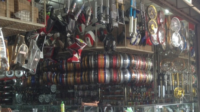 Penjual Aksesori Motor. Foto: Otoviva.