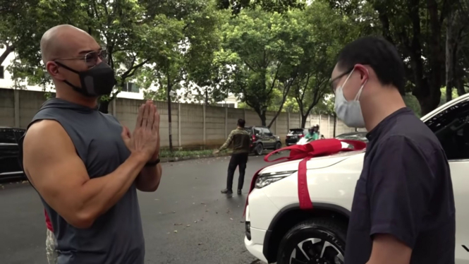 Deddy Corbuzier saat berikan Fortuner ke dr Gunawan