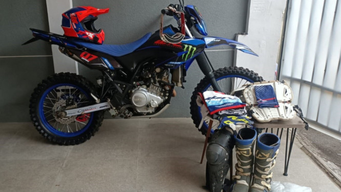 Terbasan dengan motor trail