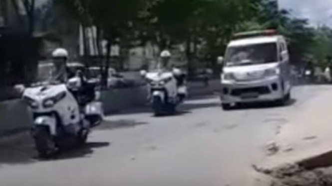 Mobil Ambulance salip rombongan Jokowi