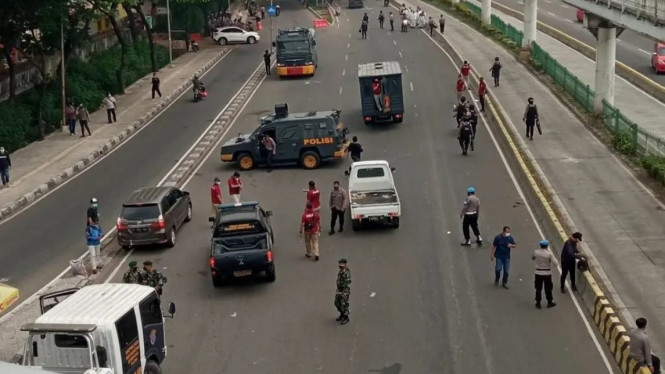 Banyak mobil polisi berjaga di sidang vonis HRS