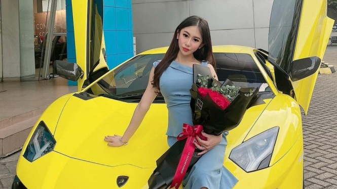 Sales cantik Ayu Thalia, paacar anak Ahok
