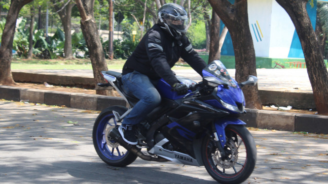 Pengendara Yamaha R15