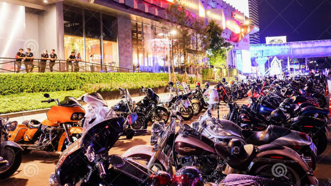 Perkumpulan komunitas motor di malam hari