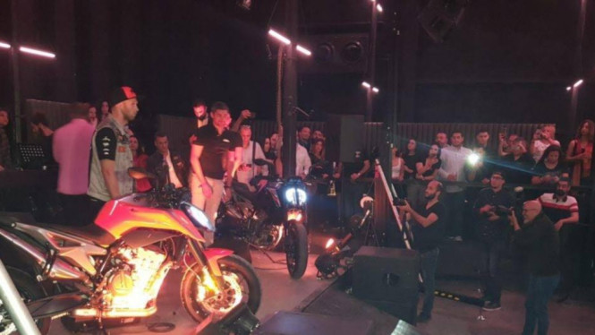 Ilustrasi komunitas motor di malam hari