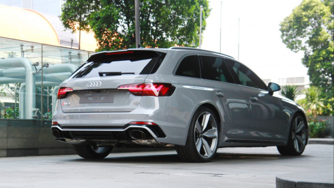 Audi RS4 Avant tampak belakang