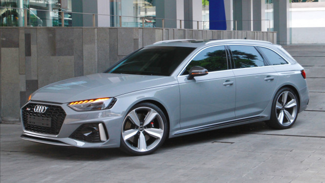 Audi RS4 Avant tampak depan