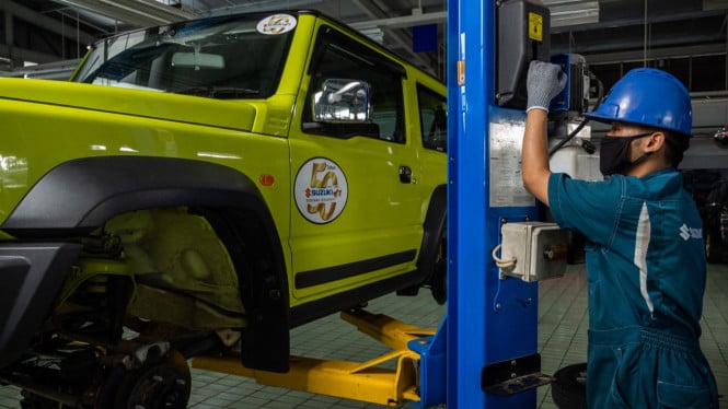 Suzuki Jimny sedang servis