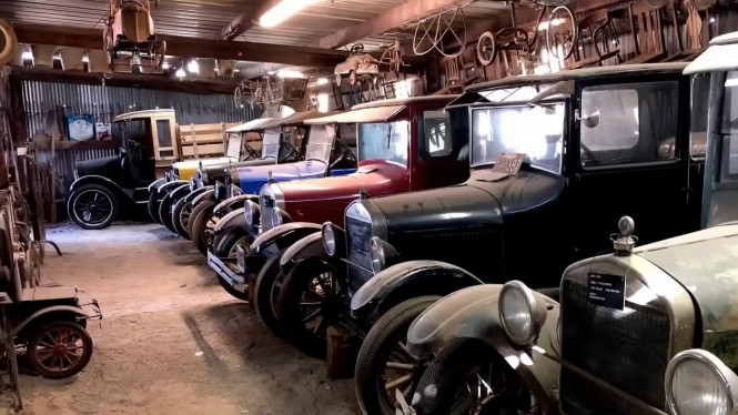 Garasi berisi puluhan mobil antik buatan Ford.