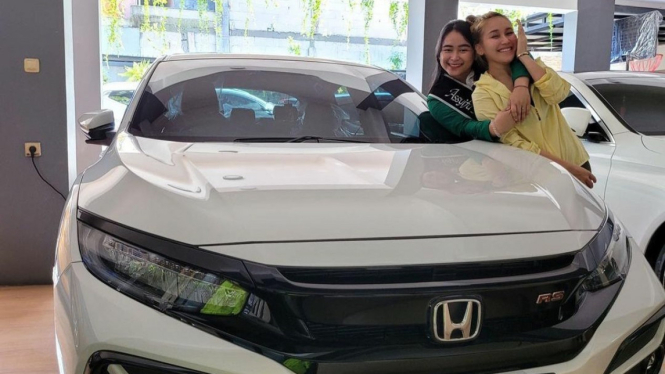 Ayu Ting Ting kasih kado mobil setengah miliar untuk adiknya