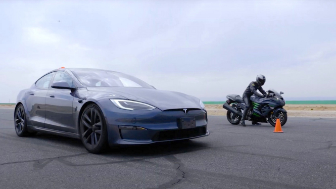 Tesla Model S Plaid vs Moge.