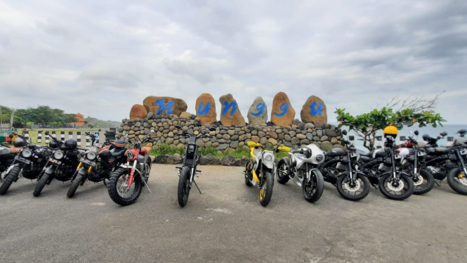 Motor custom Yamaha XSR 155 touring