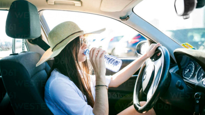 Air minum di dalam mobil