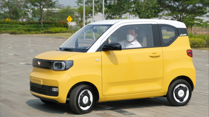 Biasa pakai mobil mewah, Luhut nyobain mobil china